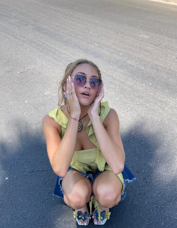 rosa óculos de sol na borda H6X06370 Betsey Johnson mulheres acessórios